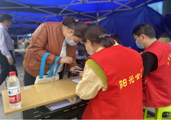 【阳光公益·海棠街道】全天候值守，打好疫苗“接种战”