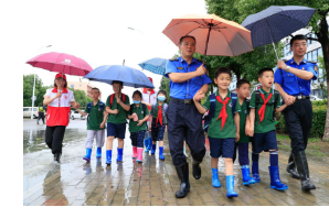 【阳光公益·林店街道】“雨中护学”活动